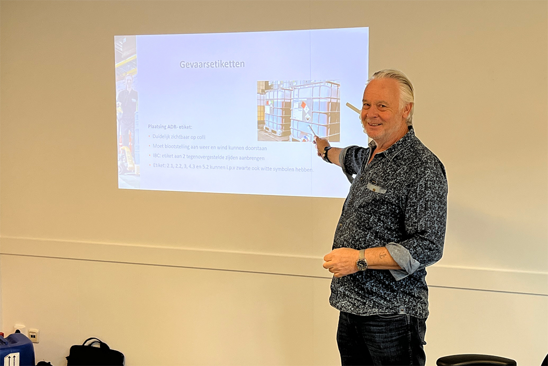 Man voor bord geeft ADR cursus