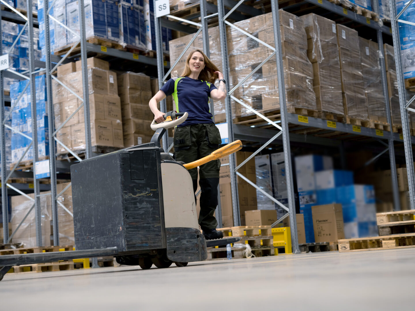 Vrouw op ept in magazijn