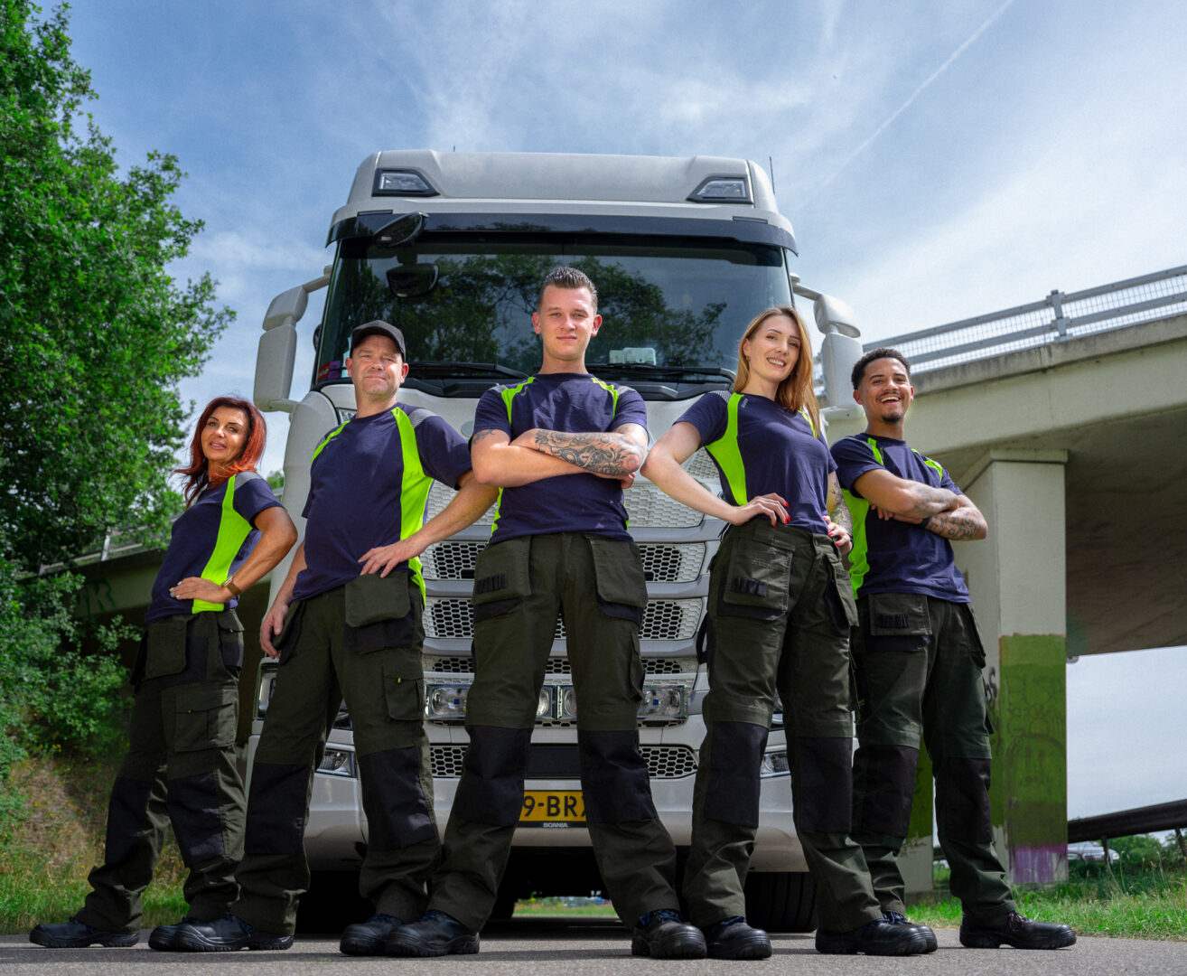 Verschillende mannen en vrouwen voor de vrachtwagen